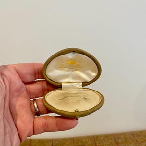 Beautiful Velvet Antique Jewelry Box. Vintage Jewellery Box. Antique Brooch Box. Jewellers By appointment to Royalty