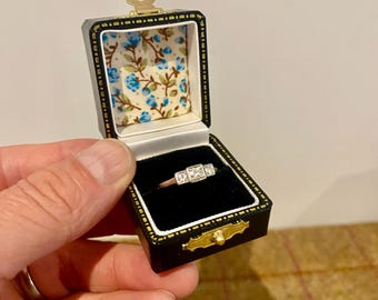 Wunderschöne Ringschatulle aus schwarzem Kunstleder im Vintage-Stil mit geblümtem Futter. Ideal für einen Verlobungsring