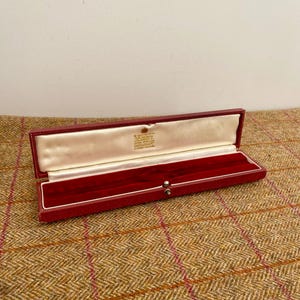 Quality Vintage Watch Box. Vintage Jewellery Box. Garrard Jewellers to the Queen. Jewelry Case for ladies watch