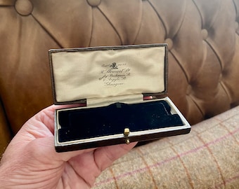 Leder Vintage Schmuckschatulle. Antike Schmuckschatulle, um eine Uhr auszustellen. Schottische Juweliere