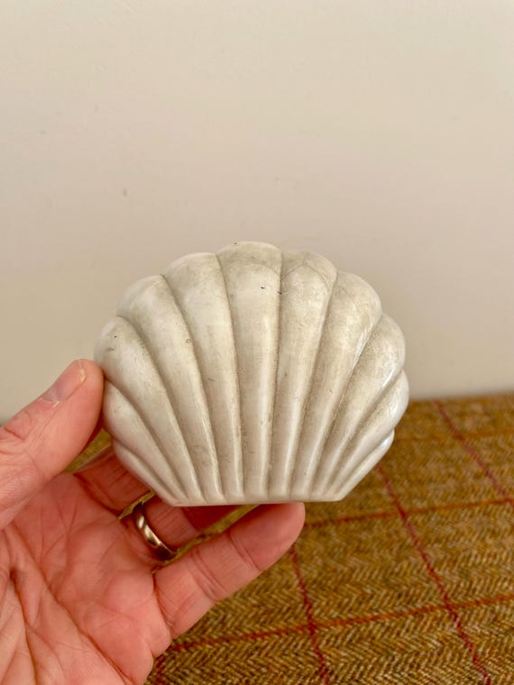 Wonderful Vintage Clam Shaped Jewelry Box. Retro Scallop Shaped Jewellery Box