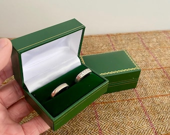 結婚指輪用のダブルリングボックス。カフスボタン用のレザーレット