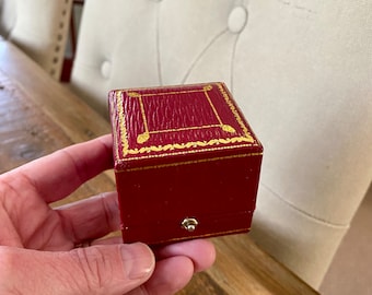 Quality Vintage Leather Ring Box. Vintage Jewelry box. Asprey Jewellers By Appointment to the Queen