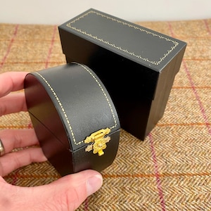 Vintage style Jewellery Box for a bangle bracelet. Antique Style Jewellers Bangle Box. Kada / kara box