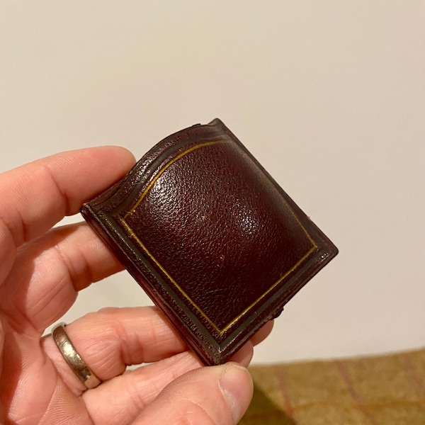 Ausgefallene Vintage Leder Schmuckschatulle. Antikes Schmuckkästchen. Ungewöhnlich geformtes viktorianisches Schmucketui