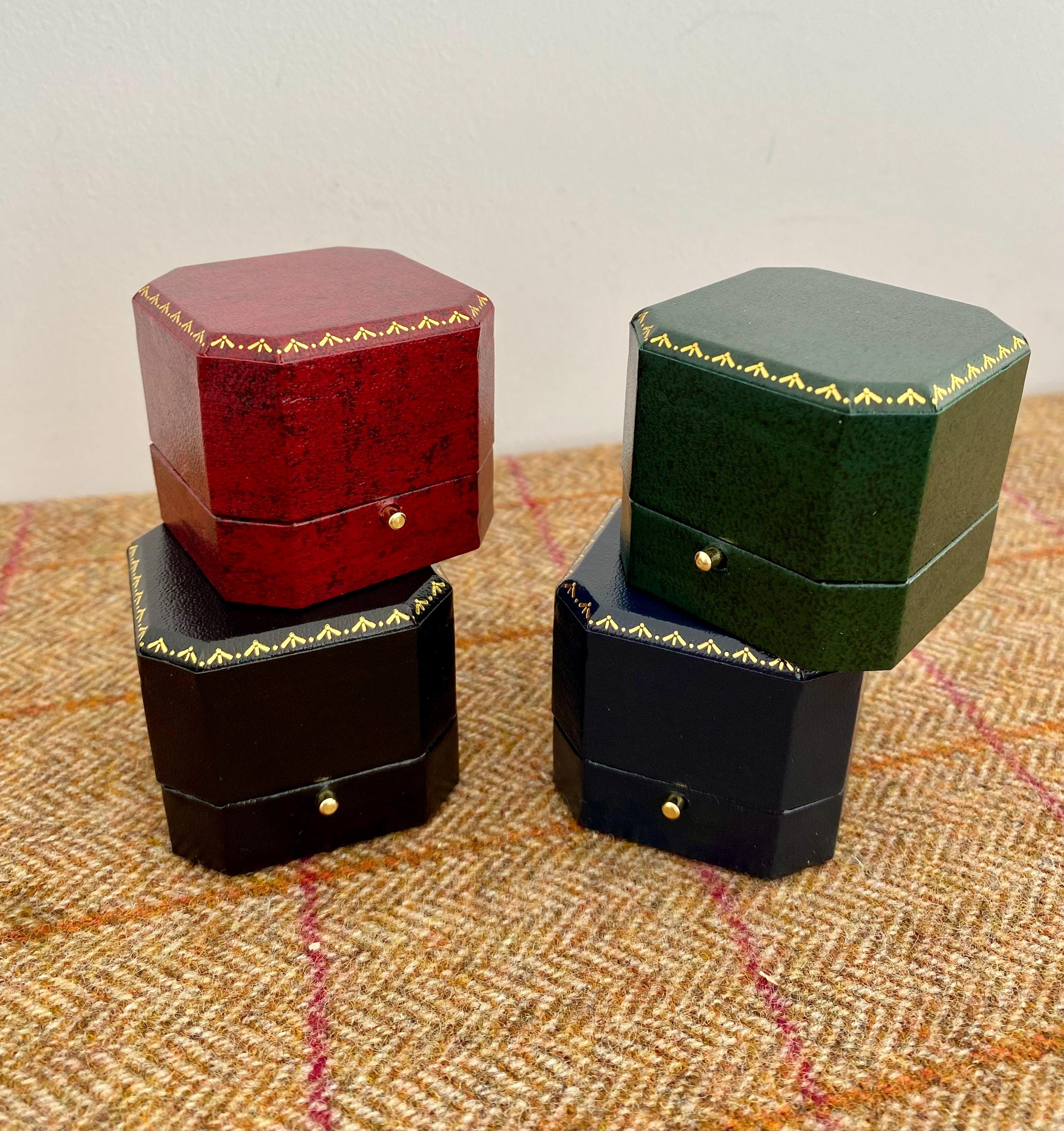 ヴィンテージスタイルのリングボックス。新しい高級ジュエリーボックス