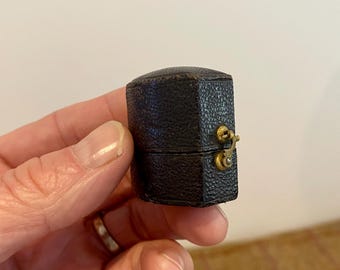 Antique Leather ring Box. Small Victorian Ring Box. Vintage Jewellery Box. Antique Jewelry Box.