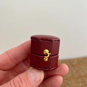 Boîte à bagues de style vintage pour un mariage ou une bague de fiançailles. Petite boîte à bijoux de style victorien