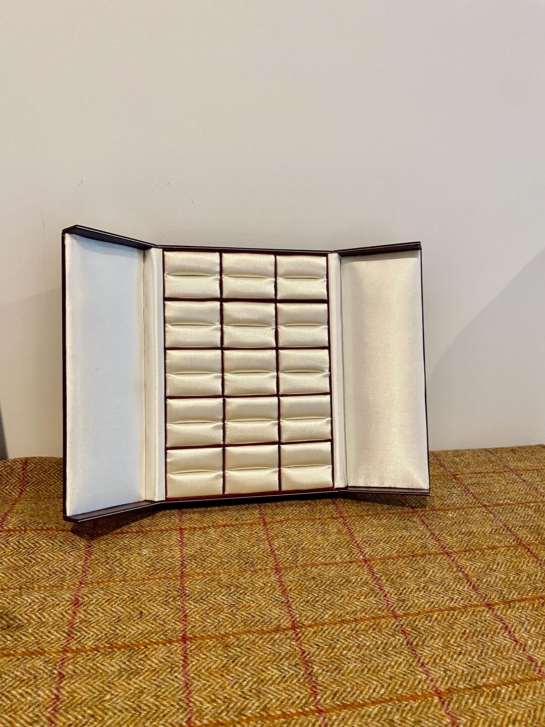 Beautiful Jewellers Multiple Ring Box. Double Door Multi Ring Display ...