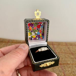 Beautiful Vintage Style Ring Box. Luxury Jewellery Box. Perfect for a wedding ring or Engagement ring