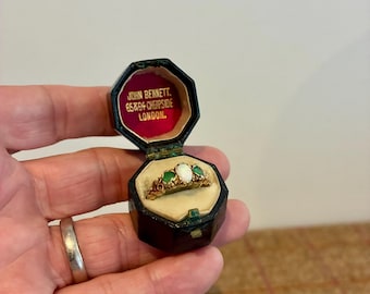 珍しいアンティークレザーリングボックス。小型のヴィクトリア朝時代のリングボックス。ジョン・ベネット・ジュエラーズ