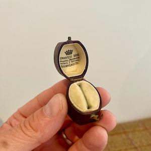 Magnifique boîte à bagues en cuir antique. Petite boîte à bagues vintage. Boîte à bijoux victorienne. Boîte à bijoux ancienne