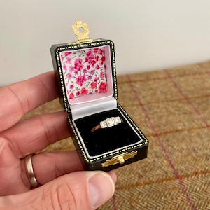 Wonderful Vintage Style Ring Box. Luxury Jewellery Box ideal for a wedding ring or Engagement ring