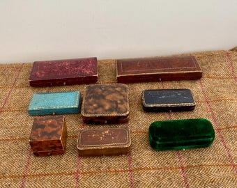 アンティークジュエリーボックスのコレクション。メンズアクセサリー用