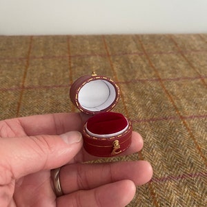 Boîte à bagues de style vintage pour un mariage ou une bague de fiançailles. Petite boîte à bijoux de style victorien