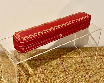 ヴィンテージ カルティエ ジュエリーボックス。赤い革製のカルティエ ブレスレットボックス