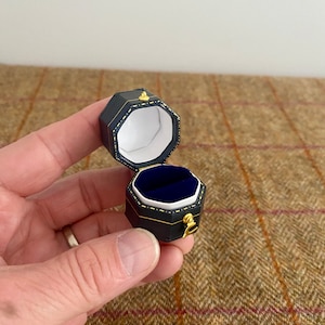 Boîte à bagues de style vintage inhabituel. Petite boîte à bijoux de style victorien. Idéal pour une alliance ou une bague de fiançailles