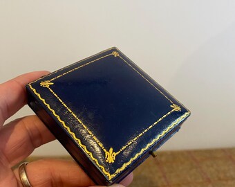 ヴィンテージレザー製ジュエリーボックス。上質なアンティークジュエリーボックス。宮廷宝石商のケース。