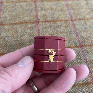 Scatola per anello in stile vintage insolito. Piccola scatola per gioielli in stile vittoriano. Custodia per anello nuziale o scatola per anello di proposta