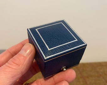 Vintage Leather Ring Box. Vintage Jewellery box for ring. London Jewellers