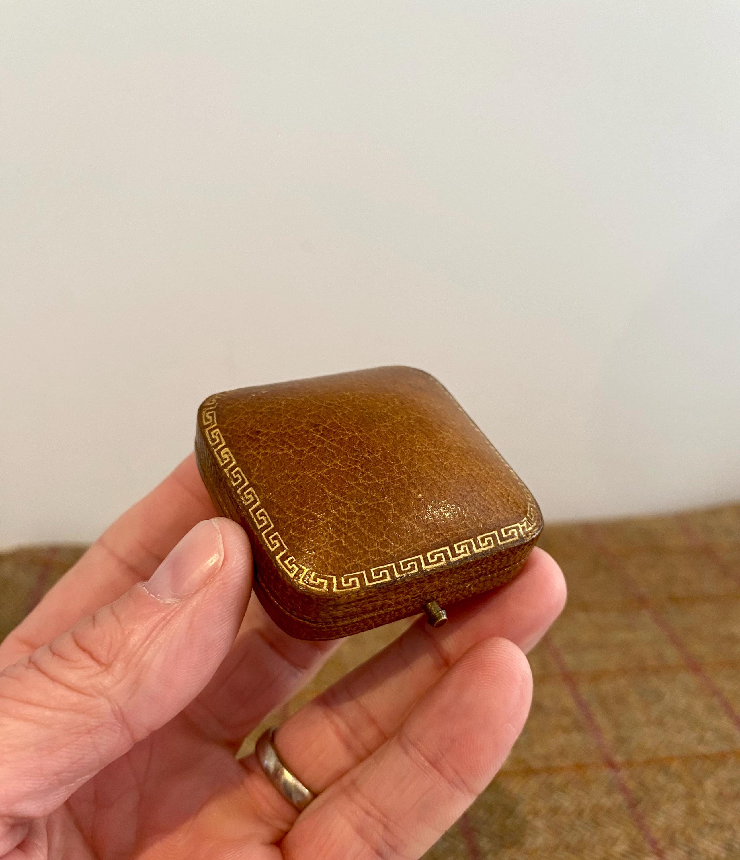 小さな革製アンティークブローチボックス。ヴィンテージジュエリー