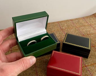 結婚指輪用のダブルリングボックス。カフスボタン用のレザーレット