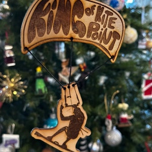Kiteboarding kerstornament 'King of Kite Point' kitesurfer bungelende decoratie OBX Outer Banks kitesurfornament.