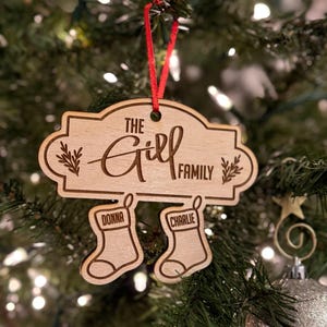 Personalisierte Familienstrumpfverzierung: Laser graviertes Weihnachtsandenken