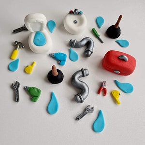 Peut inclure: Un ensemble de 16 décorations de gâteau en fondant représentant des toilettes, un évier, une clé à molette, un marteau, une perceuse, un piston, un tuyau, une boîte à outils et des gouttes d'eau. Les décorations sont parfaites pour un gâteau sur le thème du plombier.