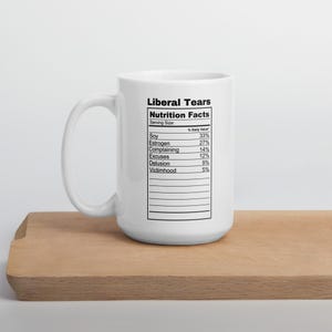 Puede incluir: Taza de cerámica blanca con un gráfico en blanco y negro de una etiqueta de información nutricional que dice "Liberal Tears" con los siguientes porcentajes: Soja 33%, Estrógeno 27%, Quejas 14%, Excusas 12%, Delirio 9%, Victimización 5%.
