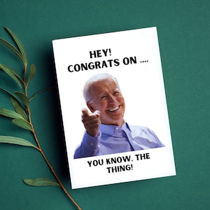 Joe Biden "Hé! Gefeliciteerd, dat ding!" Kaart: een perfecte grappige cadeaukaart voor verjaardagen, promoties of een feestelijke gelegenheid.