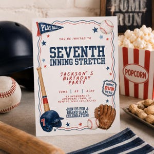 Peut inclure: Une carte d'invitation pour une fête d'anniversaire sur le thème du baseball avec le texte SEVENTH INNING STRETCH, JACKSON'S BIRTHDAY PARTY, JUNE 29, 2:00 et des détails d'adresse. Le design inclut des illustrations de baseball, batte, casque et gant.
