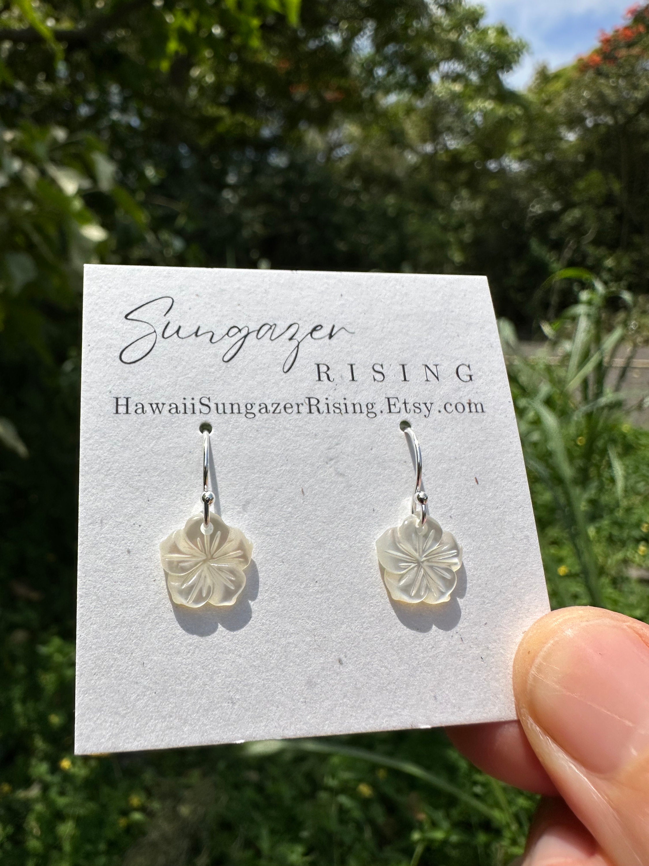 ハイビスカスの耳飾り/ホワイト White Hibiscus Earrings, Shiny, Iridescent, Grade AAA, Carved