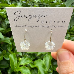 Pendientes pequeños de hibisco blanco, nácar tallado brillante, ganchos chapados en oro de 14k / Minimalistas / Joyería para uso diario / Regalo / Hechos en Hawái