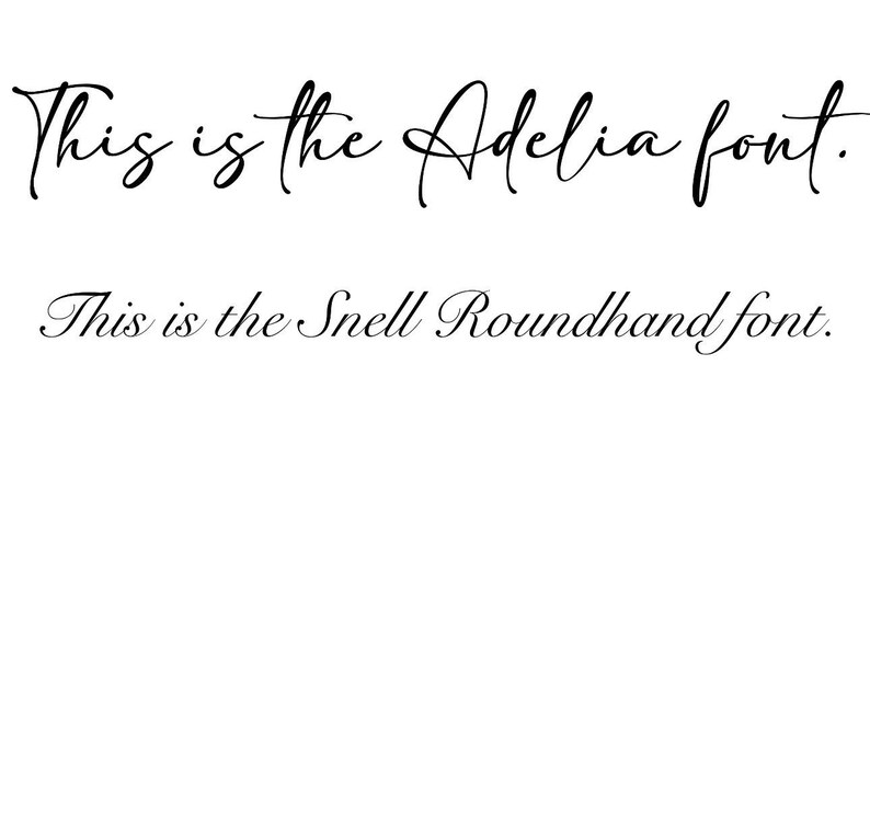 Pode incluir: Fundo branco com texto preto. O texto diz "This is the Adelia font." e "This is the Snell Roundhand font." em elegante escrita cursiva. A imagem mostra dois estilos de fonte diferentes.