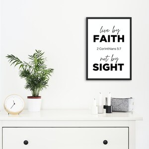 Live By Faith Zitat, 2 Korinther 5 7, NIV Bibelvers Wandkunst, Vertikales Kunstwerk, Digitaler Download