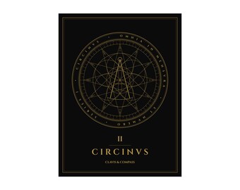 Puede incluir: Una impresión rectangular negra que presenta un diseño de compás geométrico dorado centrado dentro de un borde circular. El texto dice CIRCINVS, OMNIA IN MENSVRA ET NVMERO, SERIES I, II y CLAVIS & COMPASS en letras doradas sobre el fondo oscuro.