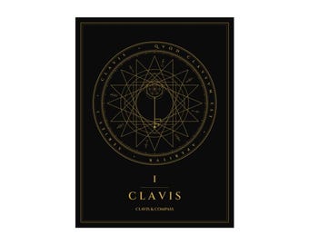 Puede incluir: Una impresión rectangular negra con un diseño geométrico dorado de una llave dentro de una estrella y un círculo. El texto dice CLAVIS, QVOD CLAVSVM EST APERITVR, SERIES I, I CLAVIS y CLAVIS & COMPASS en letras doradas sobre fondo oscuro.