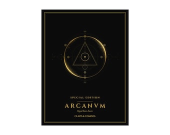 Puede incluir: Una cubierta de libro rectangular negra con un diseño geométrico dorado central de un triángulo dentro de un círculo brillante. El texto dice SPECIAL EDITION, ARCANVM, Quod latet, lucet y CLAVIS & COMPASS en letras doradas sobre el fondo oscuro.