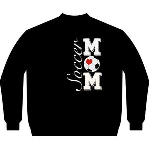 Peut inclure: Un sweat-shirt noir à manches longues avec le texte blanc Soccer MOM imprimé verticalement sur le côté droit. La lettre O de MOM est remplacée par un ballon de football noir et blanc avec un petit cœur rouge au centre.