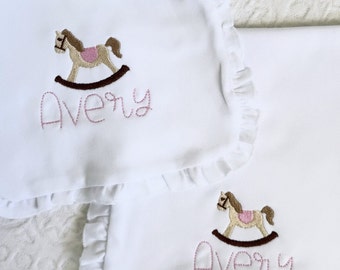 Bavaglino per neonato con cavallo a dondolo ricamato personalizzato, panno per ruttino, coperta per baby shower, regalo per neonato