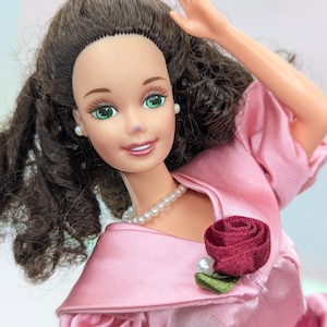 Sweet Valentine Barbie Doll Special Edition Hallmark 1995 Mattel 14880 Stand Pink Rose Dress Brunette Vintage 90s collectible Barbie toys