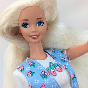 Shoppin&#39; Fun Barbie 1995 Mattel #15756 Strawberry top & vest red skirt Blonde Vintage 90s collectible Barbie Doll toys