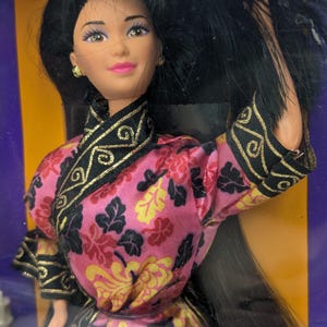 Chinese Barbie Doll Special Edition Dolls of The World 1993 Mattel #11180 NRFB Crushed China DOTW Vintage 90s collectible Barbie Doll toys