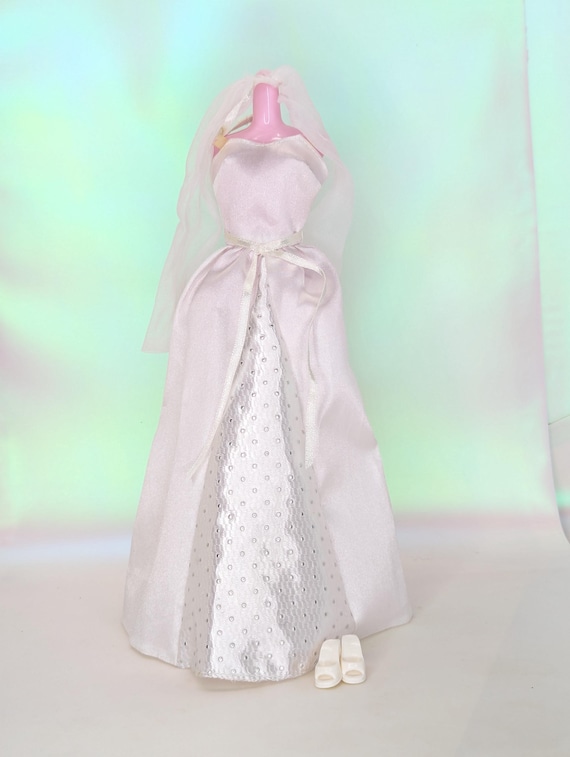barbie clothes wedding dress Fashion Pack, Set with Bridal & 5 Accessories, Doll clothes and accessories inspire endless storytelling and styling Vintage Barbie Fashion Sweetheart Satin