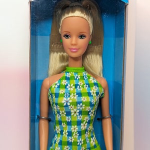 Pretty in Plaid Blonde Barbie Doll 1998 Mattel #20666 In Box NRFB Green Plaid Flower dress Vintage 90s collectible Barbie Doll toys