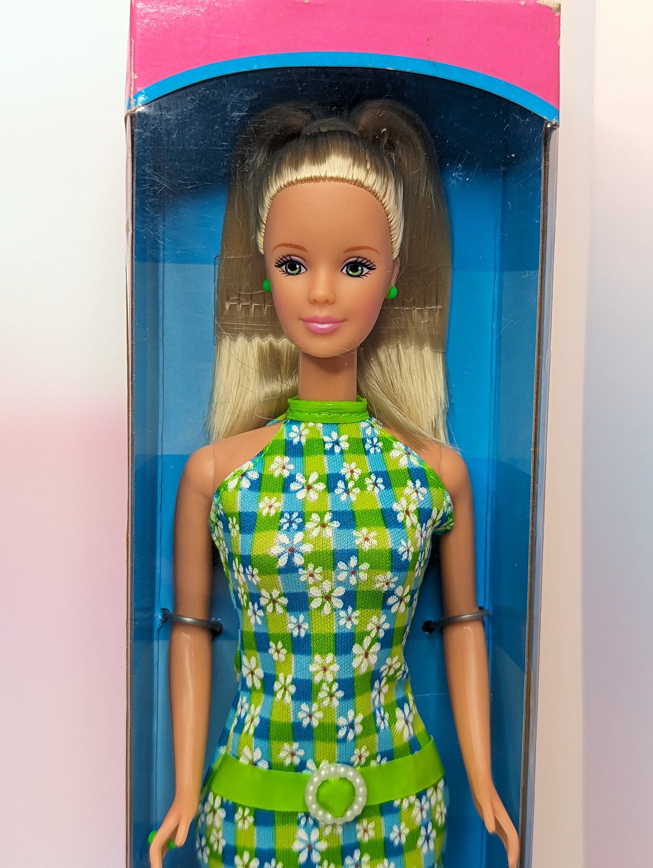 Aazon.co.jp: 1998 - Weekend Barbie - Barbie en cobishort à fleurs