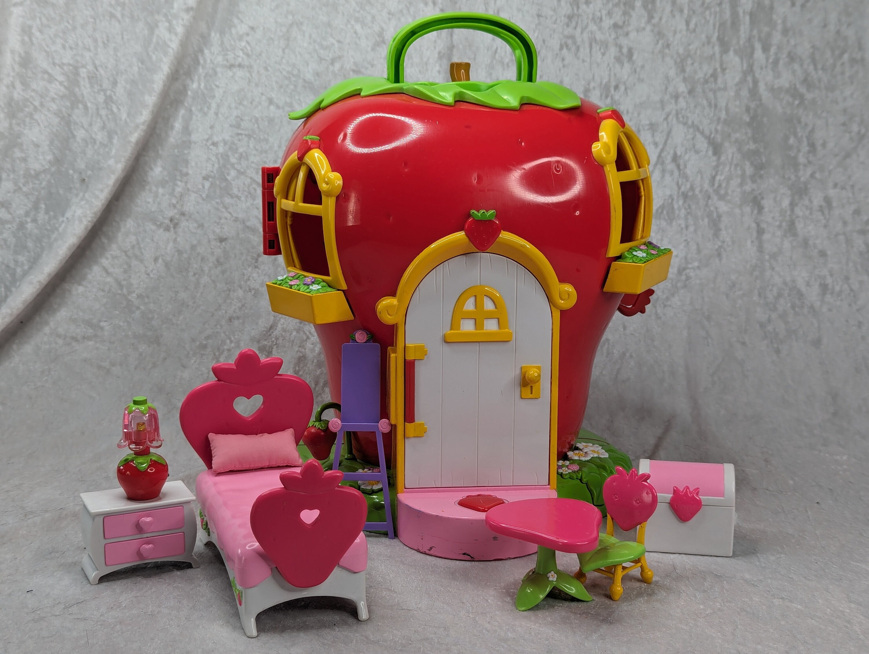 Strawberry Shortcake Berry Sweet House Carry Case With Furniture