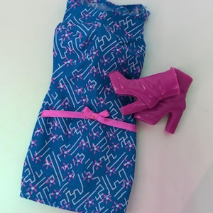 Barbie Blue Floral Dress with Boots outfit 2002 Mattel Barbie Cares Fashion Short Mod Party dress Vintage 00s Doll Clothing Reto Pink Label