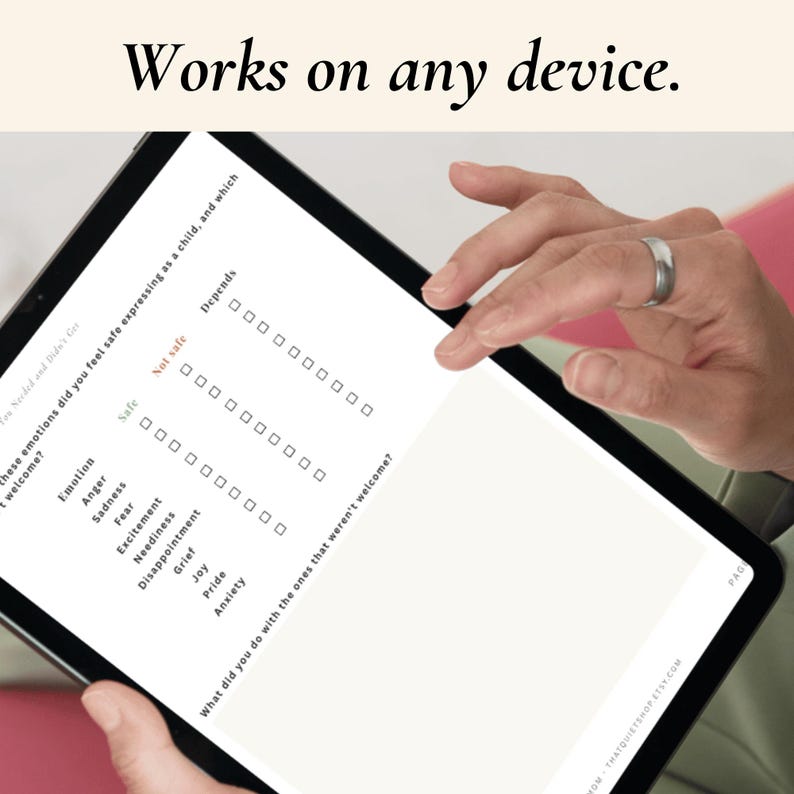 Peut inclure: Une tablette num&eacute;rique affichant un questionnaire sur les &eacute;motions. Le texte "Works on any device" est en haut. Le questionnaire comprend une liste d'&eacute;motions et des options pour s&ucirc;r, pas s&ucirc;r et d&eacute;pend. Une main touche l'&eacute;cran.